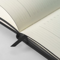 Ежедневник недатированный Solas, формат А5, с магнитом черный, кремовый блок в линейку