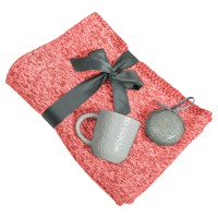 Подарочный набор HOLIDAY: плед, кружка, шар новогодний, коробка, красный