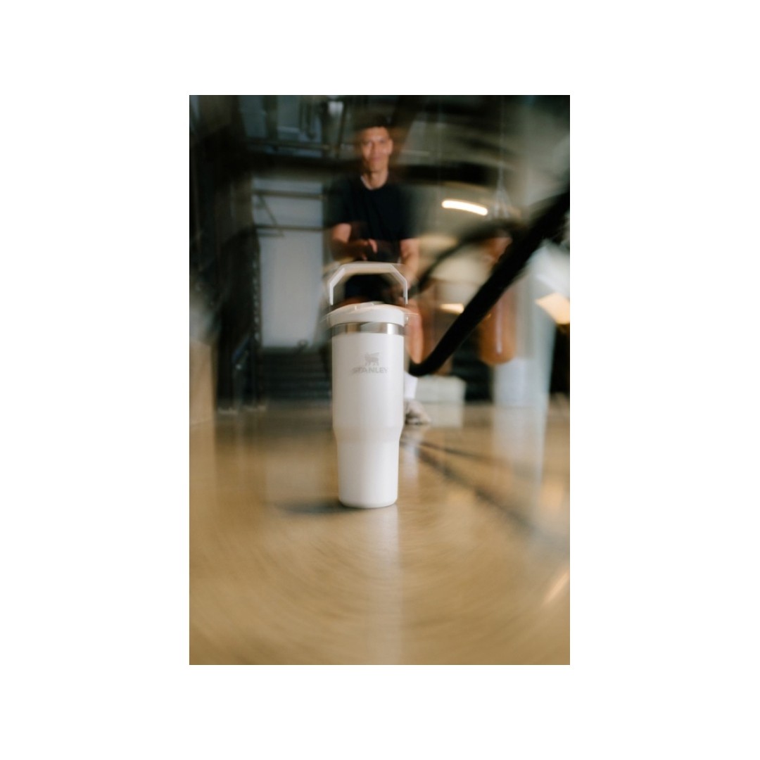 Stanley 890 мл IceFlow™ стакан с откидной соломинкой - Матовый белый