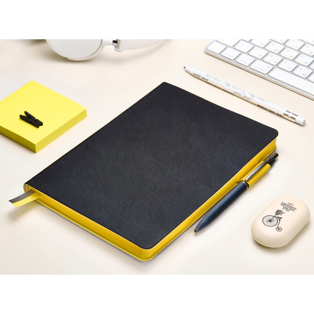 Ежедневник недатированный А5 "Boston", черный (желтый обрез)