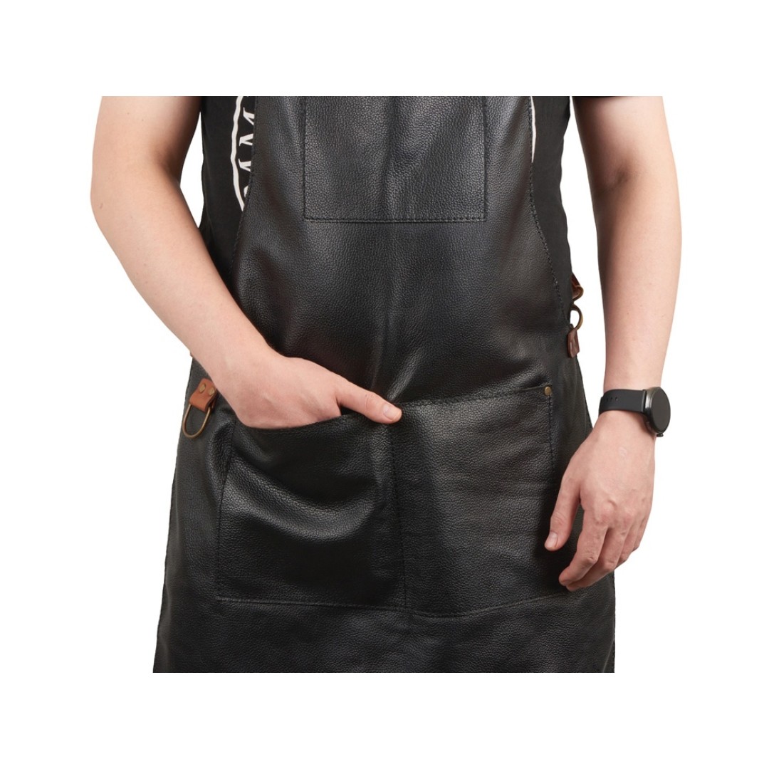 Фартук из натуральной кожи флотер  Материал: натуральная кожа КРС, цвет фартука: черный, цвет ремней: светлый бук, фурнитура из металлического сплава ЦАМ, цвет фурнитуры: антик, размер универсальный