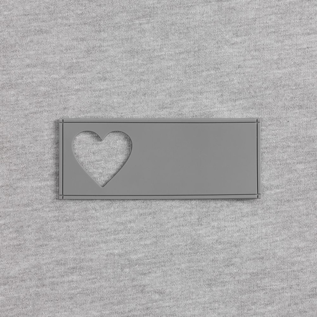 Лейбл из ПВХ с вырубкой «Сердце», серый