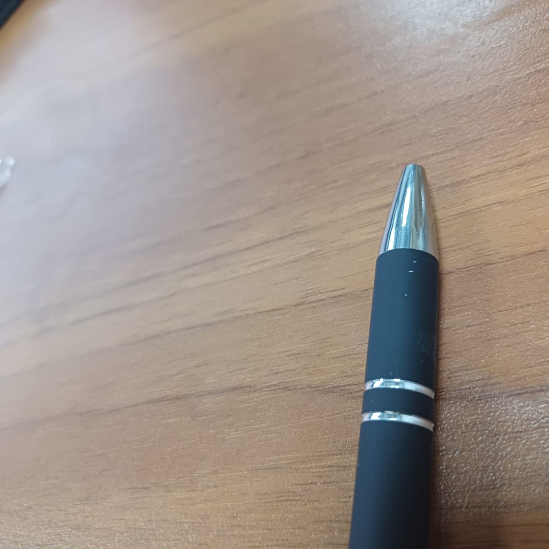 Ручка металлическая soft-touch шариковая со стилусом «Sway», черный/серебристый (P)