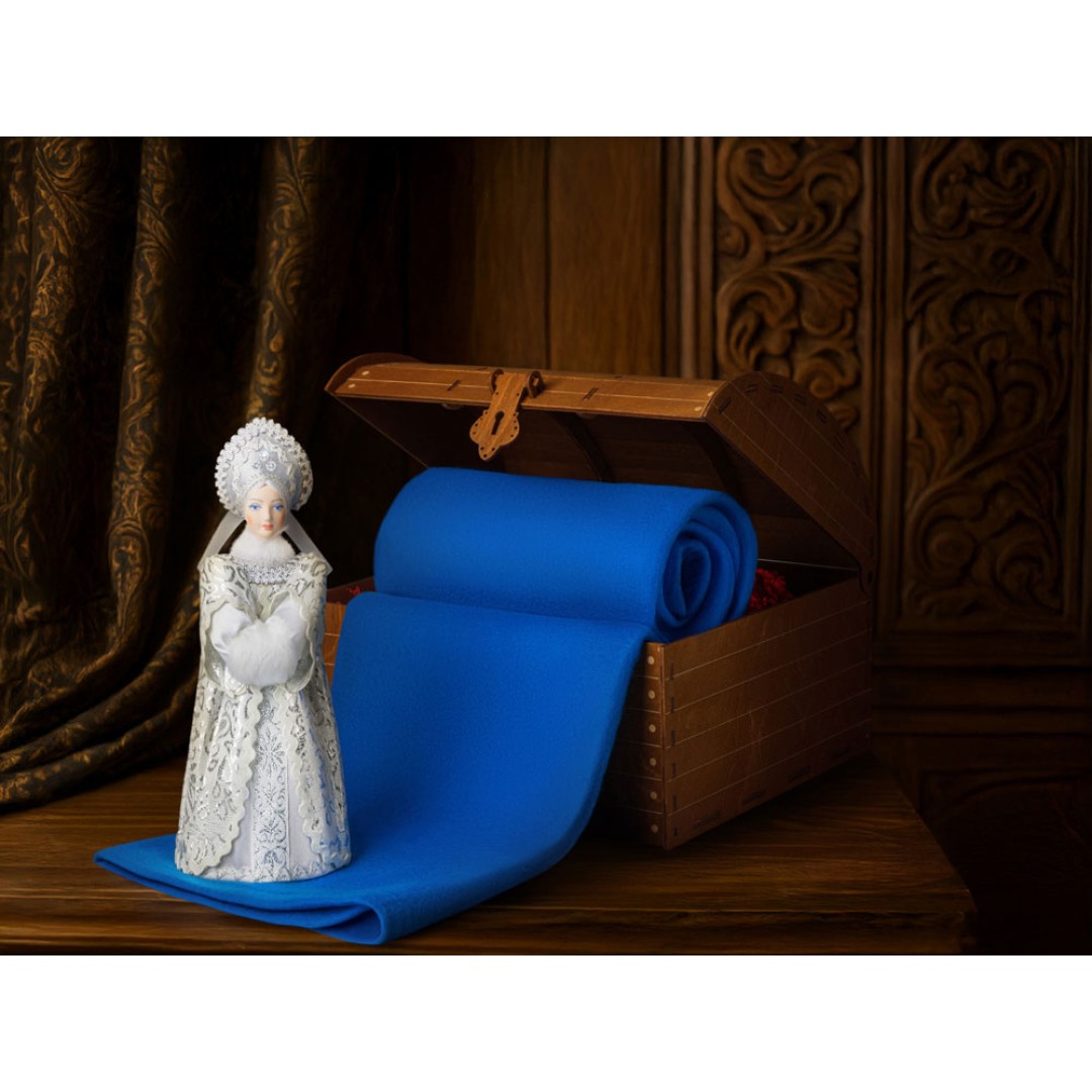 Подарочный набор: кукла фарфоровая, плед флисовый, синий