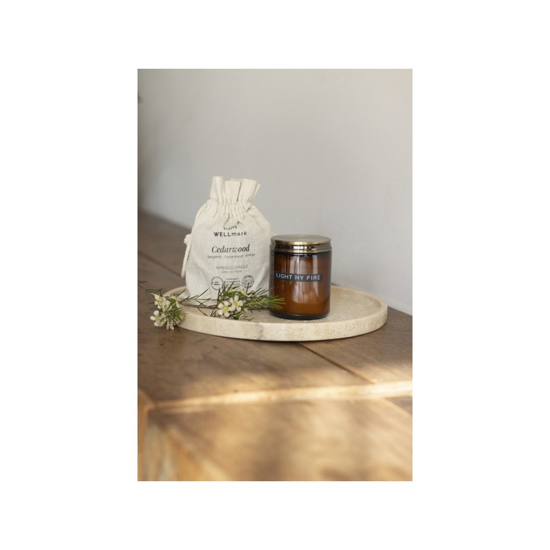 Wellmark свеча с ароматом кедрового дерева среднего размера - Amber heather
