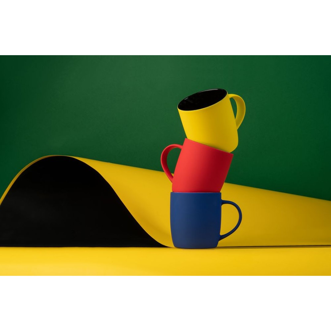 Кружка Surprise Touch Black с покрытием софт-тач, желтая