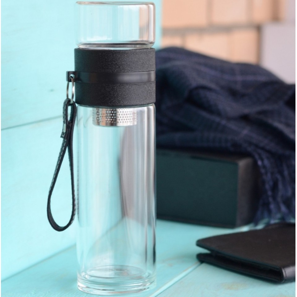 Чайная бутылка с двойным стеклом ситечком и ремешком Qwerty Muggs (TB045)