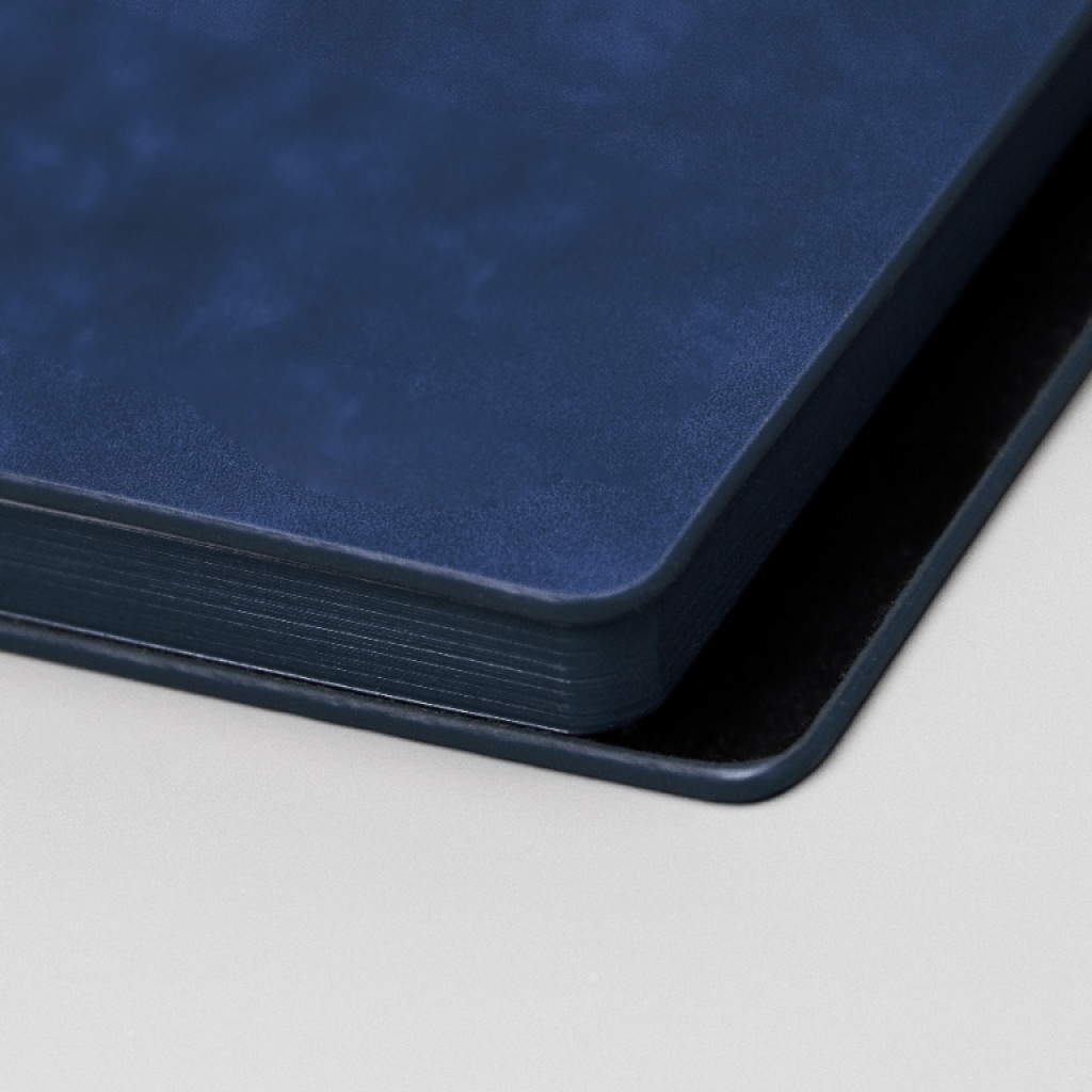 Ежедневник недатированный Solas, формат А5, с магнитом темно-синий, кремовый блок в линейку Ежедневник недатированный Solas, формат А5, с магнитом темно-синий, кремовый блок в линейку